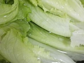 生菜用盐水浸泡一会，清洗干净