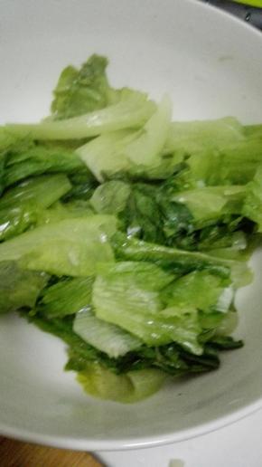 洗好的生菜用手撕成小块，用开水焯一下水，生菜变软之后捞出沥干水分