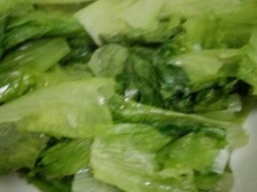 洗好的生菜用手撕成小块，用开水焯一下水，生菜变软之后捞出沥干水分