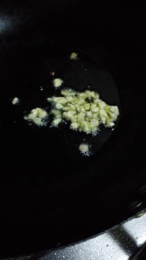 锅内放少量的油烧热，放入蒜末小火炒出香味，淋在生菜上
