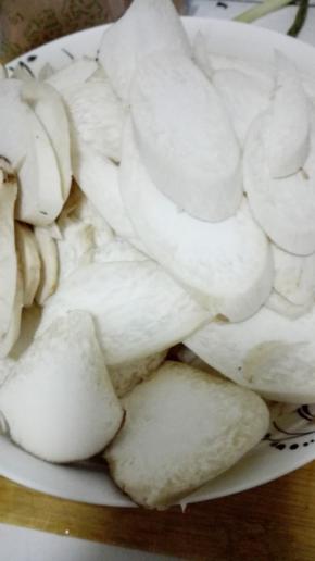 杏鲍菇洗净切成片状