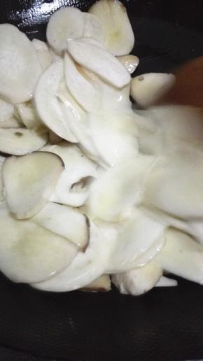 锅内多一点的油加热，油热之后放入杏鲍菇