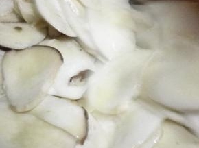 锅内多一点的油加热，油热之后放入杏鲍菇