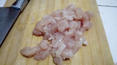 鸡胸肉泡水清洗干净，切成适当的块状