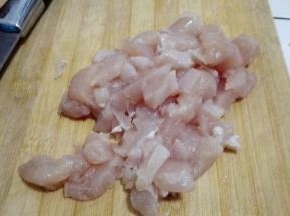 鸡胸肉泡水清洗干净，切成适当的块状