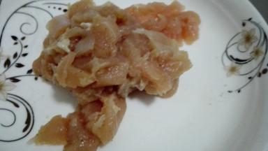 放入盐，胡椒粉，淀粉和几滴油抓拌均匀