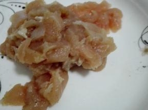 放入盐，胡椒粉，淀粉和几滴油抓拌均匀