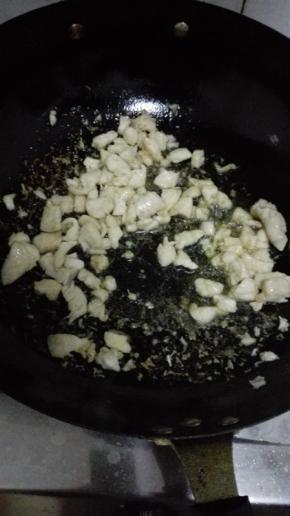 鸡肉粒炒熟即可出锅