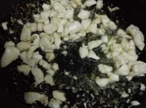 鸡肉粒炒熟即可出锅