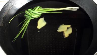 锅内添水，放入姜片，将小葱卷成段放入烧开