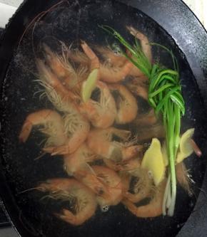加入洗净的基围虾和料酒，中火煮2分钟