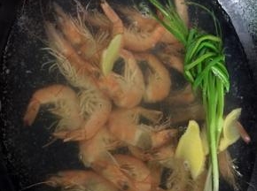 加入洗净的基围虾和料酒，中火煮2分钟