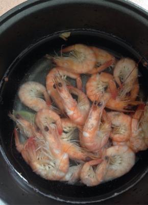 将煮好的基围虾放入冷水中泡一分钟