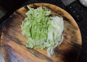 白菜水洗之后切成小段