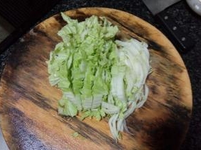 白菜水洗之后切成小段