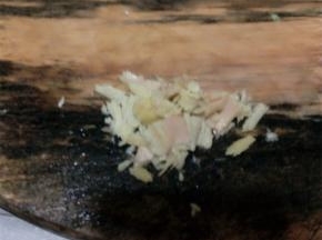 生姜切末，大蒜切片