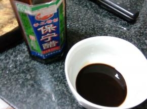 准备一小碗保宁醋
