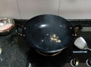 油锅爆香姜葱