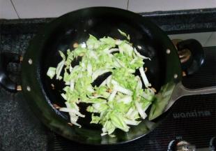 倒上白菜翻炒