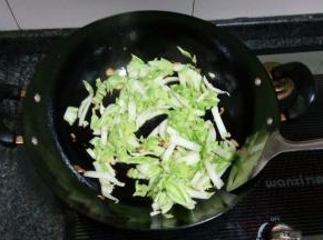 倒上白菜翻炒