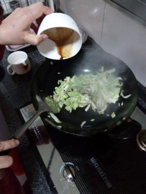 白菜5成熟左右，将保宁醋倒入锅中，快速翻炒