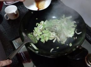 白菜5成熟左右，将保宁醋倒入锅中，快速翻炒