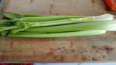 西芹和胡萝卜洗净备用