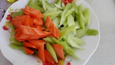 西芹和胡萝卜斜刀切成块状