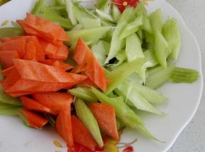西芹和胡萝卜斜刀切成块状