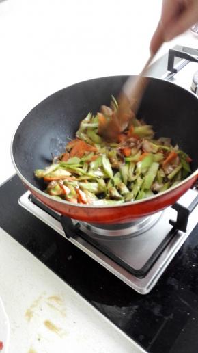 放入胡萝卜翻炒均匀