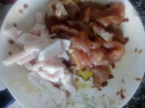 猪肉分肥瘦切开，瘦肉切片，加豆瓣酱和生姜片腌制5分钟左右