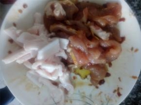 猪肉分肥瘦切开，瘦肉切片，加豆瓣酱和生姜片腌制5分钟左右