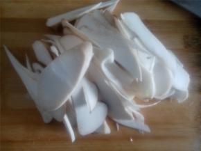 杏鲍菇洗净切片备用