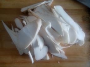 杏鲍菇洗净切片备用