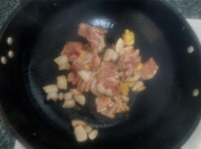 锅中倒入少量食用油，把肥肉片入锅煸干，而后放上腌好的瘦肉快速翻炒