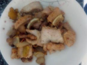 炒熟的猪肉装盘备用