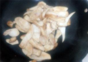 锅中剩余少许食用油，把杏鲍菇放入锅中翻炒，加盐调味