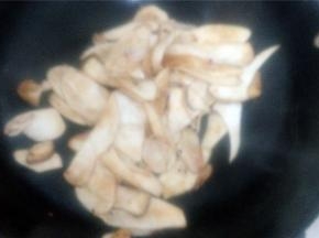 锅中剩余少许食用油，把杏鲍菇放入锅中翻炒，加盐调味