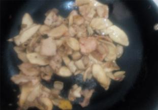 杏鲍菇炒熟后倒入之前炒熟的猪肉混炒，炒匀后即可出锅