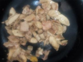 杏鲍菇炒熟后倒入之前炒熟的猪肉混炒，炒匀后即可出锅