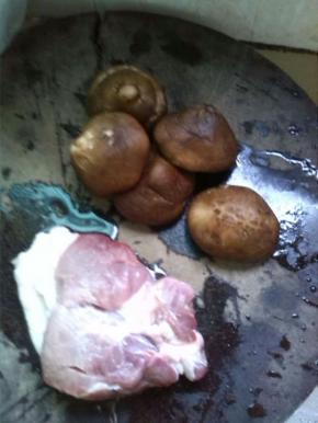 将肥瘦猪肉和香菇洗干净