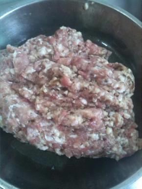 猪肉剁馅，加入生姜、大蒜、2个鸡蛋、适量酱油和盐搅拌均匀成肉馅状
