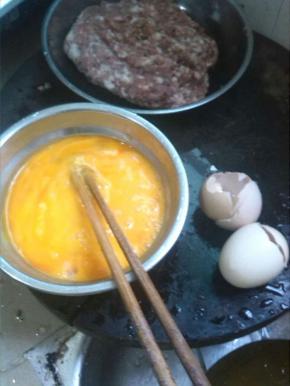 将鸡蛋打散，搅成蛋液