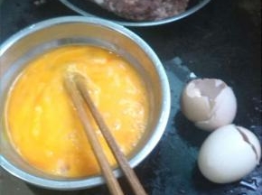 将鸡蛋打散，搅成蛋液