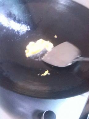 炒锅加油，油热后倒入少许鸡蛋液，在蛋液上放上一小块肉馅，鸡蛋煎好后用锅铲将鸡蛋卷成卷