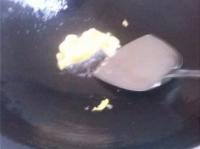 炒锅加油，油热后倒入少许鸡蛋液，在蛋液上放上一小块肉馅，鸡蛋煎好后用锅铲将鸡蛋卷成卷