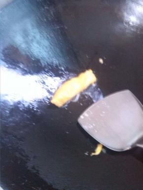 依照上一步，将剩下的鸡蛋和肉馅包成蛋角