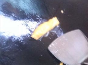 依照上一步，将剩下的鸡蛋和肉馅包成蛋角
