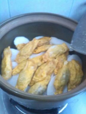 将制作好的鸡蛋肉卷放上白萝卜上面，加入适量清水，放上盐调味，盖上锅盖大火煮开，煮开后转小火煮20分钟即可