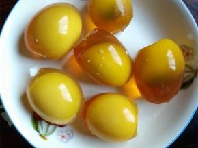 皮蛋剥去外壳，洗干净备用